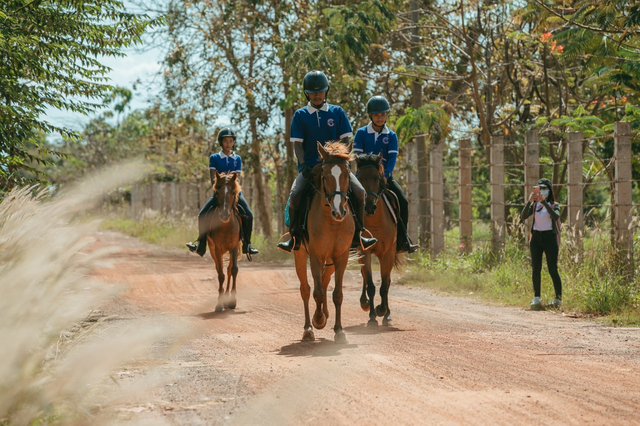 ទីលានមិនត្រូវស្តង់ដា សេះមានតិច  ធ្វើឲ្យសហព័ន្ធកម្ពុជាបង្ហាត់ជិះសេះ បង្ហាញក្តីកង្វល់ជុំវិញ ការដណ្តើមមេដាយ ស៊ីហ្គេម នៅកម្ពុជា