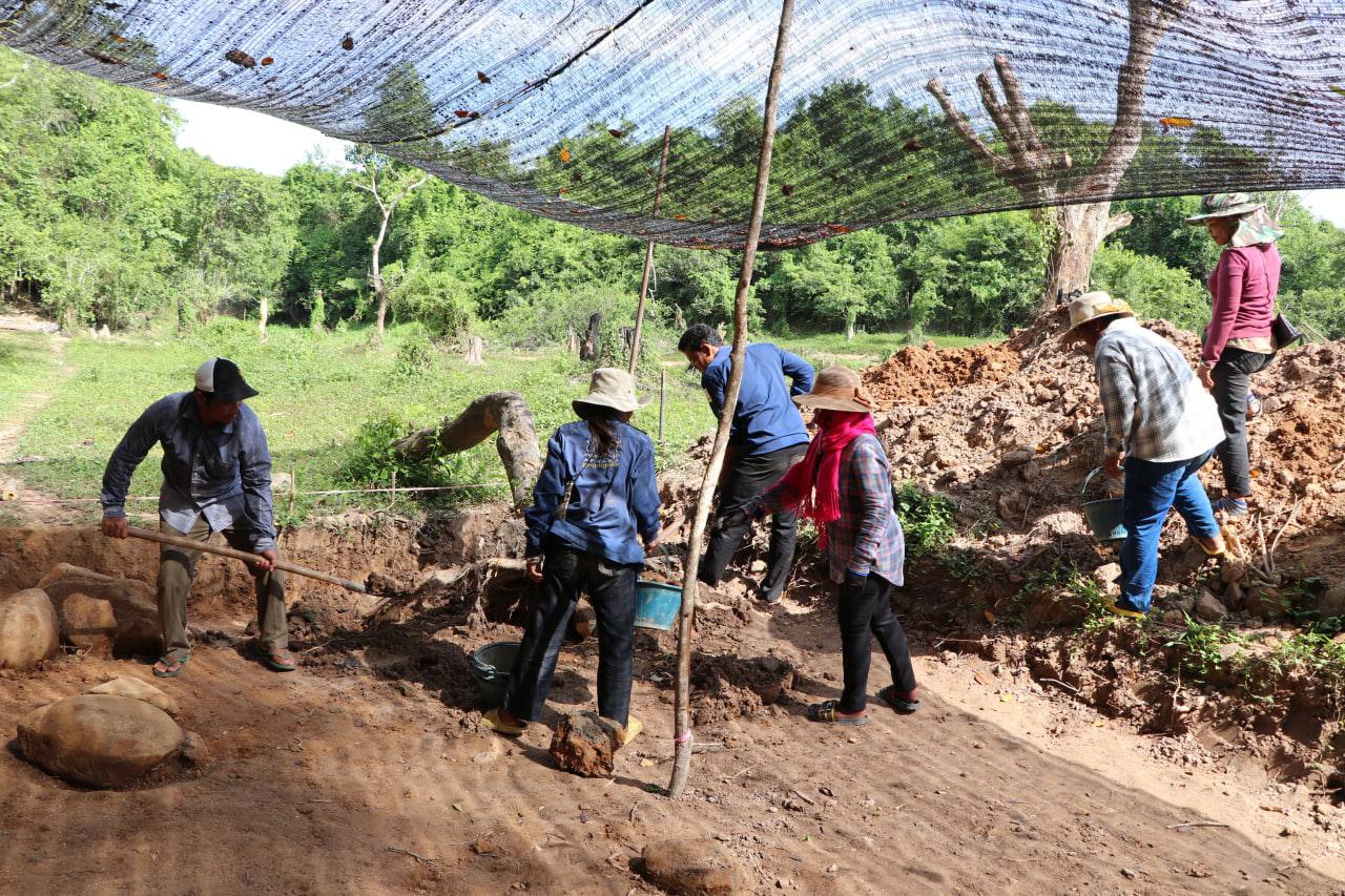 អាជ្ញាធរជាតិអប្សរាប្រមូលបំណែកទេវតាទាញព្រ័ត្រ ដែលរកឃើញក្នុងពេលកំណាយនៅខ្លោងទ្វារតាកាវ យកទៅជួសជុល និងរក្សាទុក រងចាំការជួសជុលបន្ត