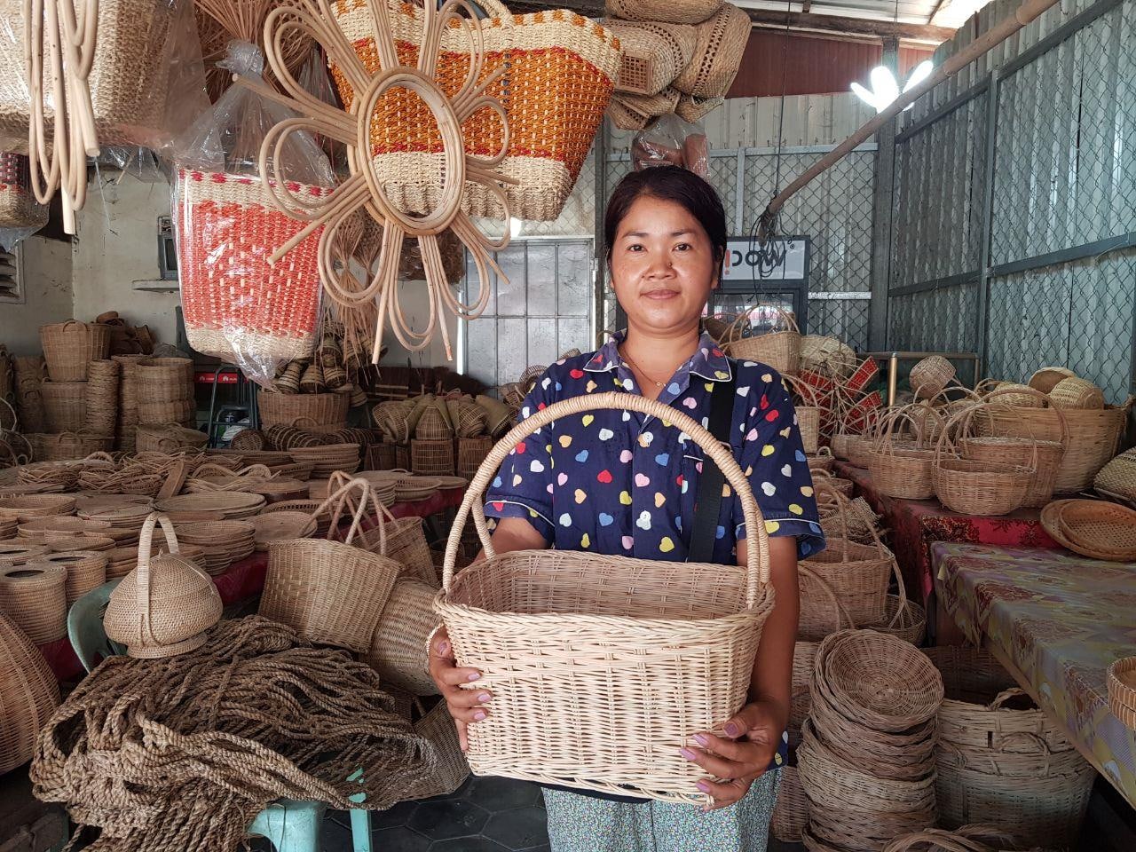 ជីវភាពប្រជាពលរដ្ឋនៅភូមិព្រះដាក់ មានភាពល្អប្រសើរ ដោយសារការប្រកបរបរលក់សម្ភារៈធ្វើពីផ្ដៅ រពាក់ និងឫស្សី