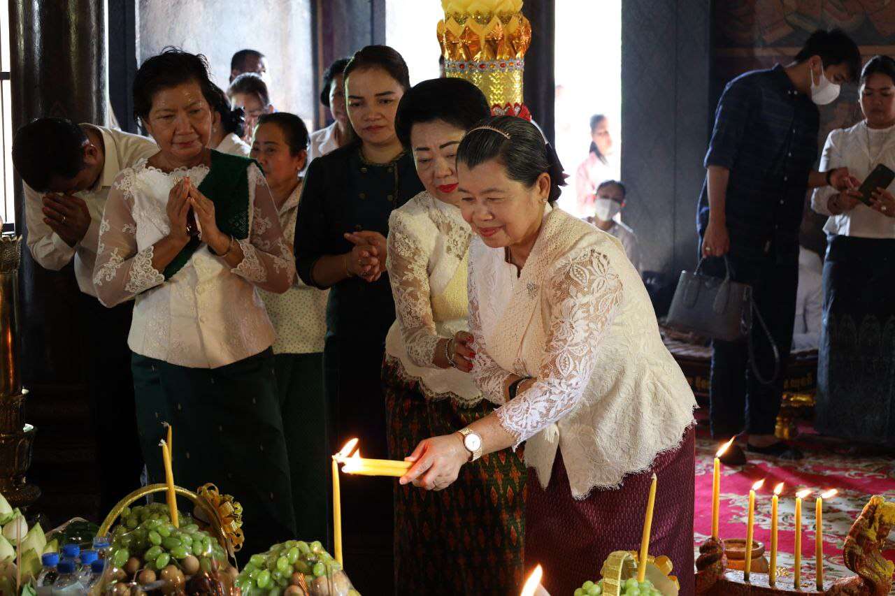 លោកជំទាវកិត្តិសង្គហបណ្ឌិត ម៉ែន សំអន អញ្ជើញអុជធូប ថ្វាយគ្រឿង សក្ការៈ និងតម្កល់ទៀនព្រះវស្សានៅព្រះវិហារវត្តភ្នំ