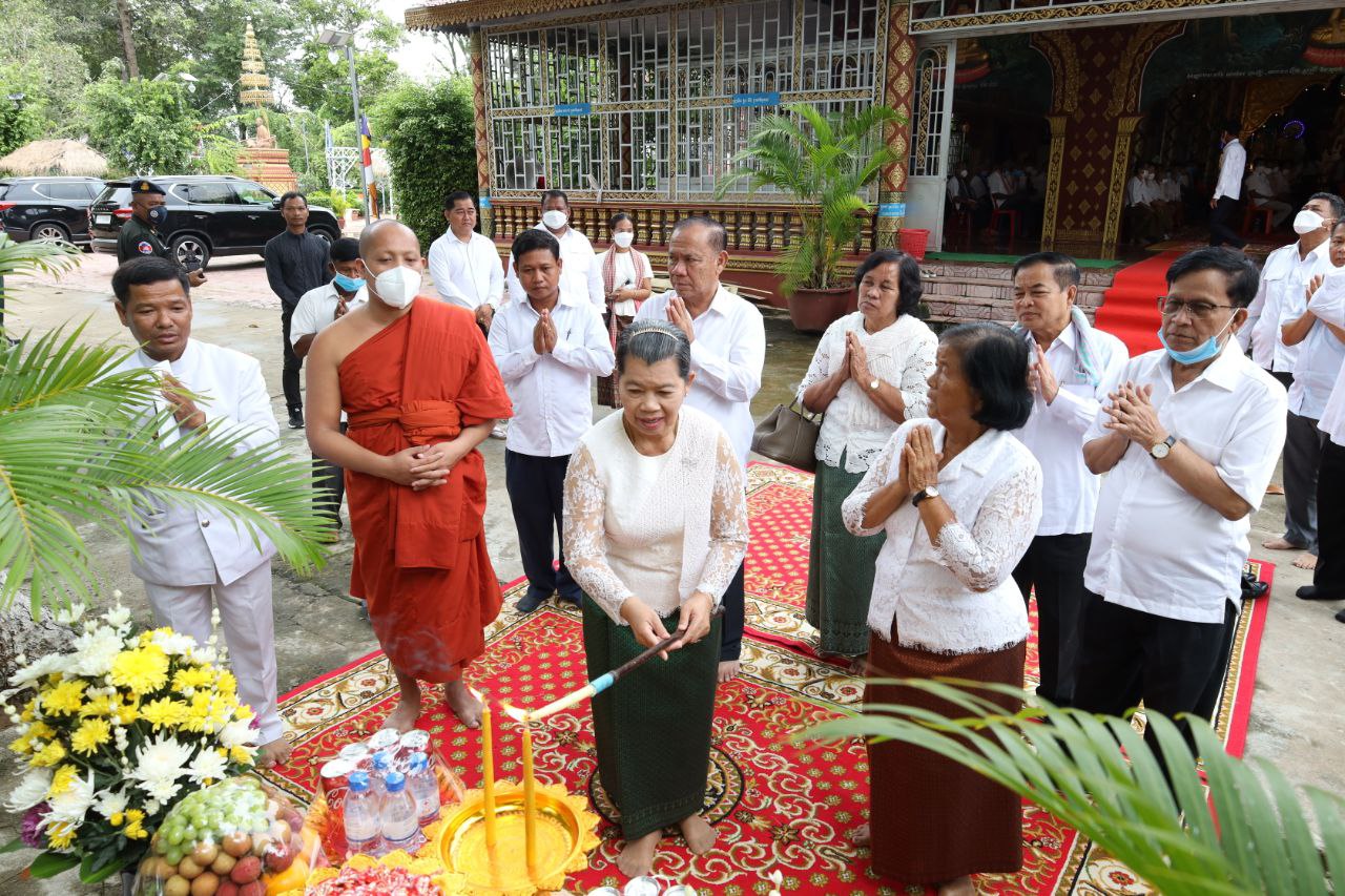 លោកជំទាវកិត្តិសង្គហបណ្ឌិត ម៉ែន សំអន បាននាំយកទៀនព្រះវស្សាប្រគេនព្រះសង្ឃគង់ចាំព្រះវស្សាអស់ត្រីមាស ចំនួន ៩វត្ត នៅខេត្តស្វាយរៀង