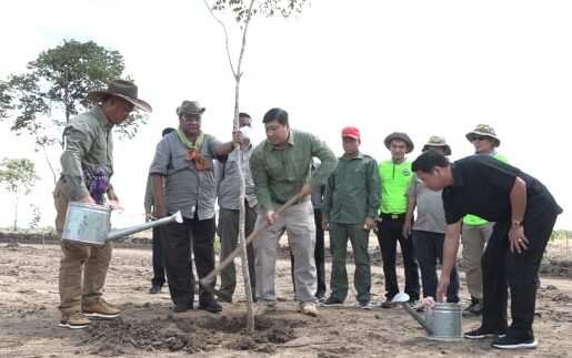 ថ្នាក់ដឹកនាំ និងមន្រ្តីរាជការក្រសួងបរិស្ថាន អញ្ជើញដាំកូនឈើ និងសួរសុខទុក្ខ កងកម្លាំងបញ្ជាការដ្ឋានអង្គរក្ស ដែលកំពុងឈរជើង រៀបចំដាំកូនឈើ នៅតំបន់ភ្នំតាម៉ៅ