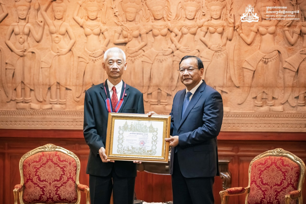 រដ្ឋមន្ត្រីការបរទេសកម្ពុជា បំពាក់គ្រឿងឥស្សរិយយសជូនឯកអគ្គរាជទូតថៃ ចប់អាណត្តិ