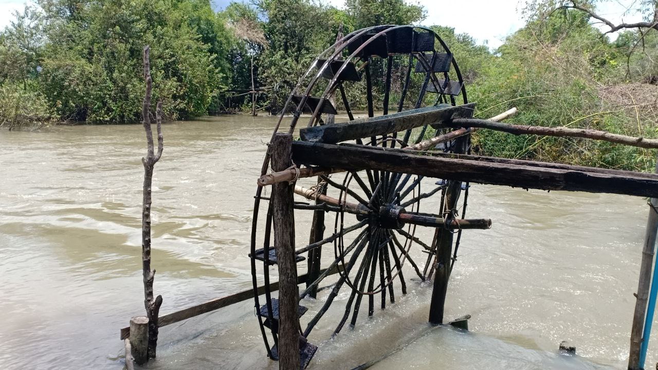 ប្រជាពលរដ្ឋ រស់នៅតាមដងស្ទឹង ក្នុងស្រុកទឹកផុស ខេត្តកំពង់ឆ្នាំង បានប្រើប្រាស់រហាត់ទឹក ជាមធ្យោបាយទាញយកទឹកស្រោចស្រព ស្រែប្រាំង វស្សា និង ដំណាំដាំដុះផ្សេងៗ បន្តវេនពីដូនតា