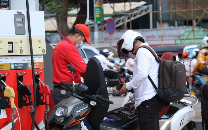 ក្រសួងពាណិជ្ជកម្ម ៖ តម្លៃសាំងធម្មតា ៤,៤០០រៀល ក្នុងមួយលីត្រ និងម៉ាស៊ូត តម្លៃ ៥,២០០រៀល ក្នុង១លីត្រ ចាប់ពីថ្ងៃទី១១ ដល់ថ្ងៃទី២០ ខែកញ្ញា ឆ្នាំ២០២២