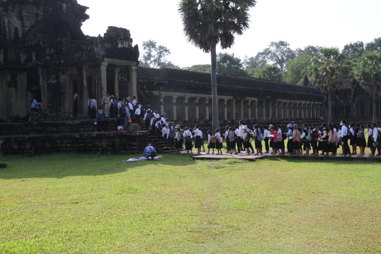 សិស្សានុសិស្សចំនួន ១៨២នាក់ នៃសាលាបឋមសិក្សាក្របីរៀល បានមកទស្សនកិច្ចសិក្សានៅប្រាសាទអង្គរវត្ត