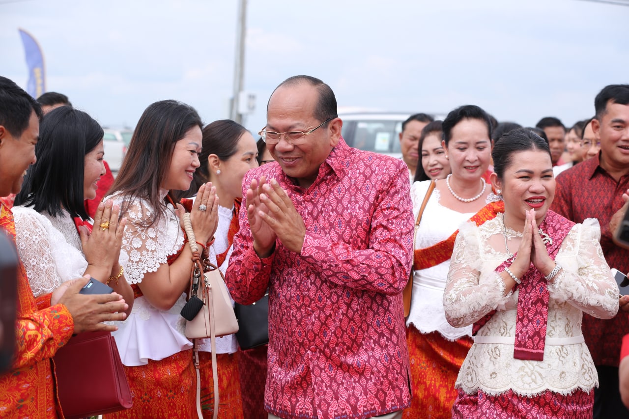 ការប្រកួតទូកប្រពៃណីខ្នាតអន្តរជាតិអបអរសាទរពិធីបុណ្យអុំទូក សំពះព្រះខែ និងអកអំបុកនៅខេត្ត កំពត មានប្រជាពលរដ្ឋចូលទស្សនាយ៉ាងច្រើនកុះករ