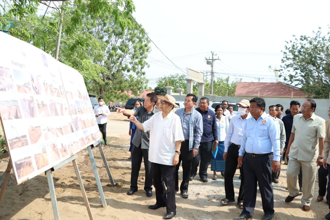 ឧបនាយករដ្ឋមន្ត្រី យឹម ឆៃលី បានដឹកនាំក្រុមការងារអញ្ជើញពិនិត្យវឌ្ឍនភាព នៃការសង់ស្ថានីយ៍បូមទឹក ប្រពន្ធ័ធារាសាស្ត្រព្រែកពោធិ៍ ស្រុកស្រីសន្ធរ ខេត្តកំពង់ចាម