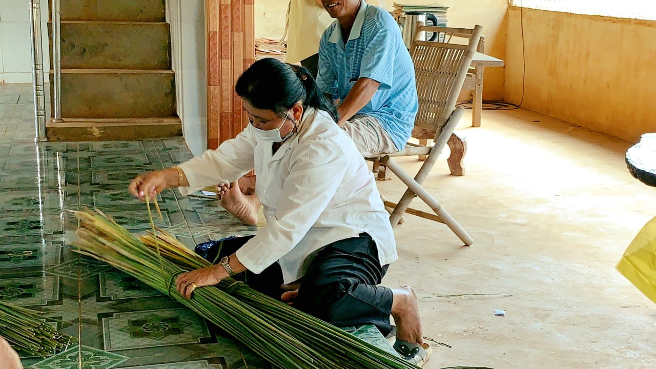 សិប្បកម្មមួយកែច្នៃ​បំពង់បឺត​ពីស្មៅចចូត រួមចំណែកដល់បរិស្ថាន និងលើកកម្ពស់ជីវភាពស្រ្តីក្នុងសហគមន៍