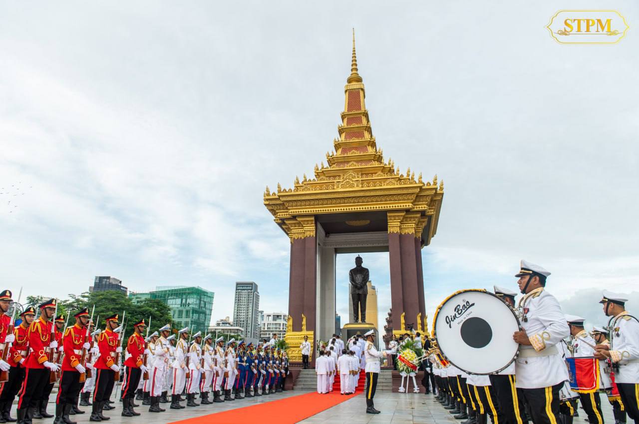 សម្តេចធិបតី អញ្ជើញគោរពព្រះវិញ្ញាណក្ខន្ធ ព្រះករុណាព្រះបាទសម្តេចព្រះ នរោត្តម សីហនុ ព្រះបរមរតនកោដ្ឋ ព្រះមហាវីរក្សត្រ ព្រះវររាជបិតាឯករាជ្យ