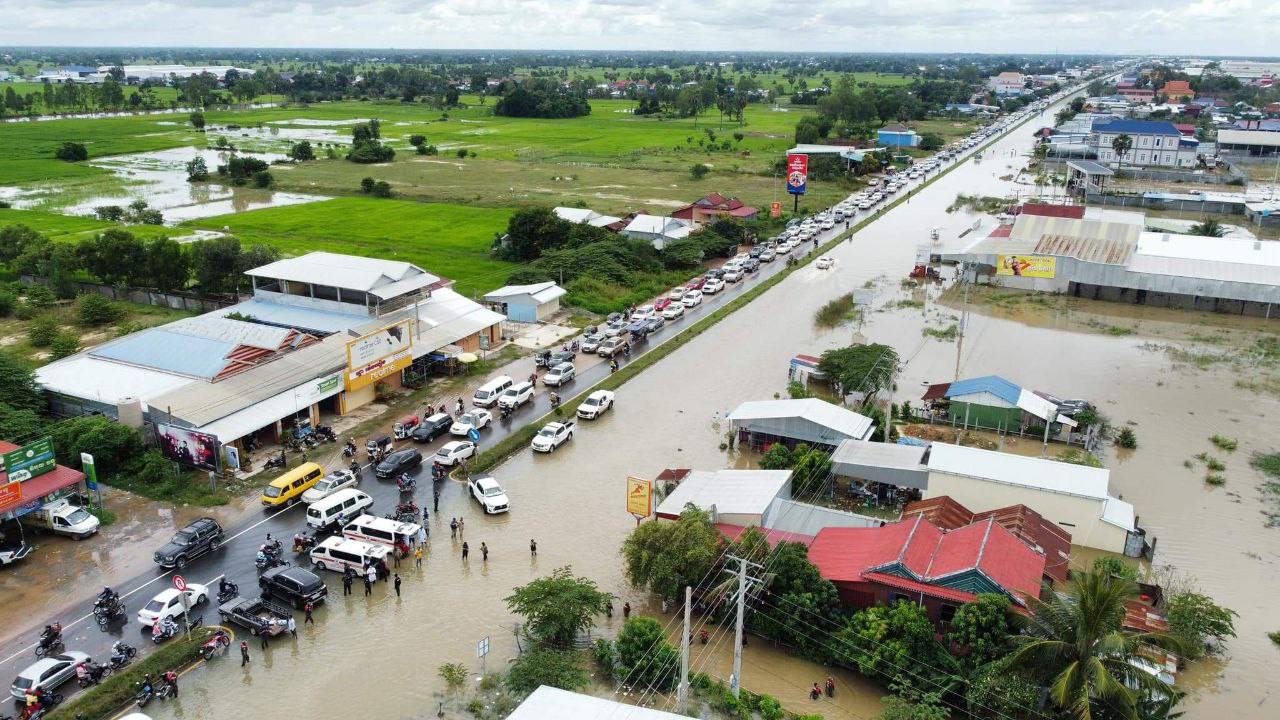 ផ្លូវជាតិលេខ៣ចន្លោះ គ.ម៤៧-៤៨ និង គ.ម៥១-៥២ ត្រូវបានជន់លិចដោយជំនន់ទឹកភ្លៀង អាស្រ័យហេតុនេះសូមបងប្អូនអ្នកដំណើរទាំងអស់មេត្តាជ្រាប និងធ្វើការវាងទៅផ្លូវផ្សេង