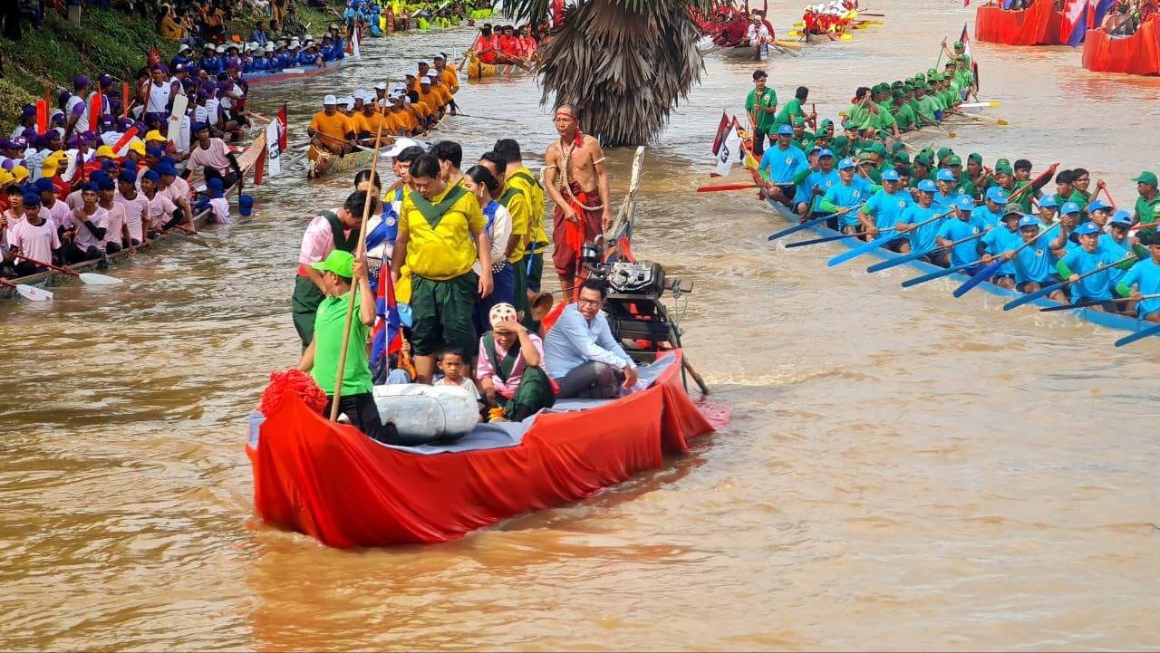 ប្រជាពលរដ្ឋរាប់ម៉ឺននាក់ ចូលរួមពិធីបុណ្យអុំទូក និងបណ្តែតប្រទីប នៅខេត្តបាត់ដំបង ក្នុងថ្ងៃទី១