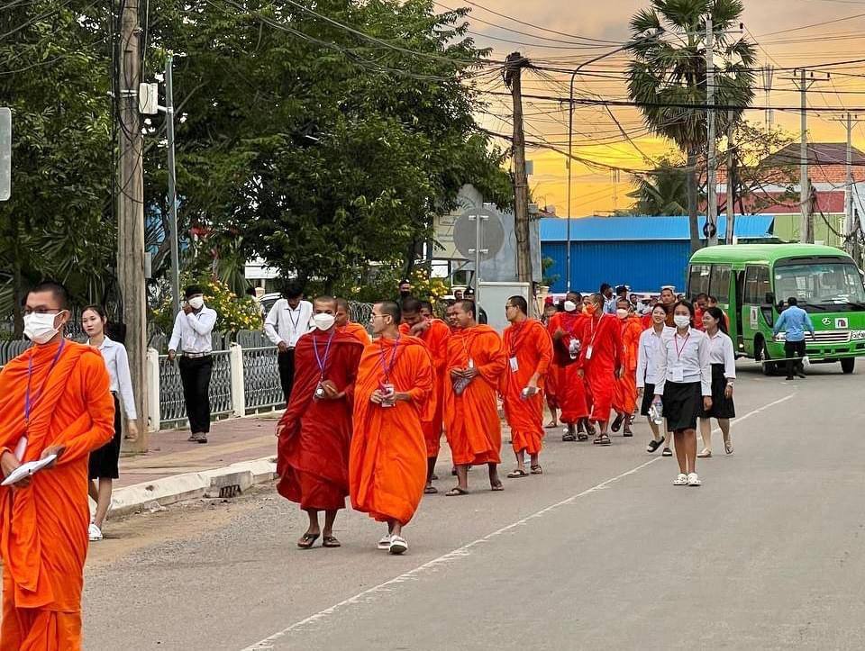 បេក្ខជនព្រះសង្ឃចូលរួមប្រឡងច្រើនអង្គ និងរូបភាពប្រគេនចង្ហាន់ ថ្ងៃត្រង់ដល់បេក្ខជនជាព្រះសង្ឃក្នុងការប្រឡងបាក់ឌុបថ្ងៃទី២