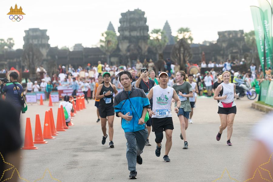 មនុស្សជាងមួយម៉ឺននាក់ចូលរួមទិវារត់ពាក់កណ្ដាលម៉ារ៉ាតុងអង្គរឆ្នាំនេះ