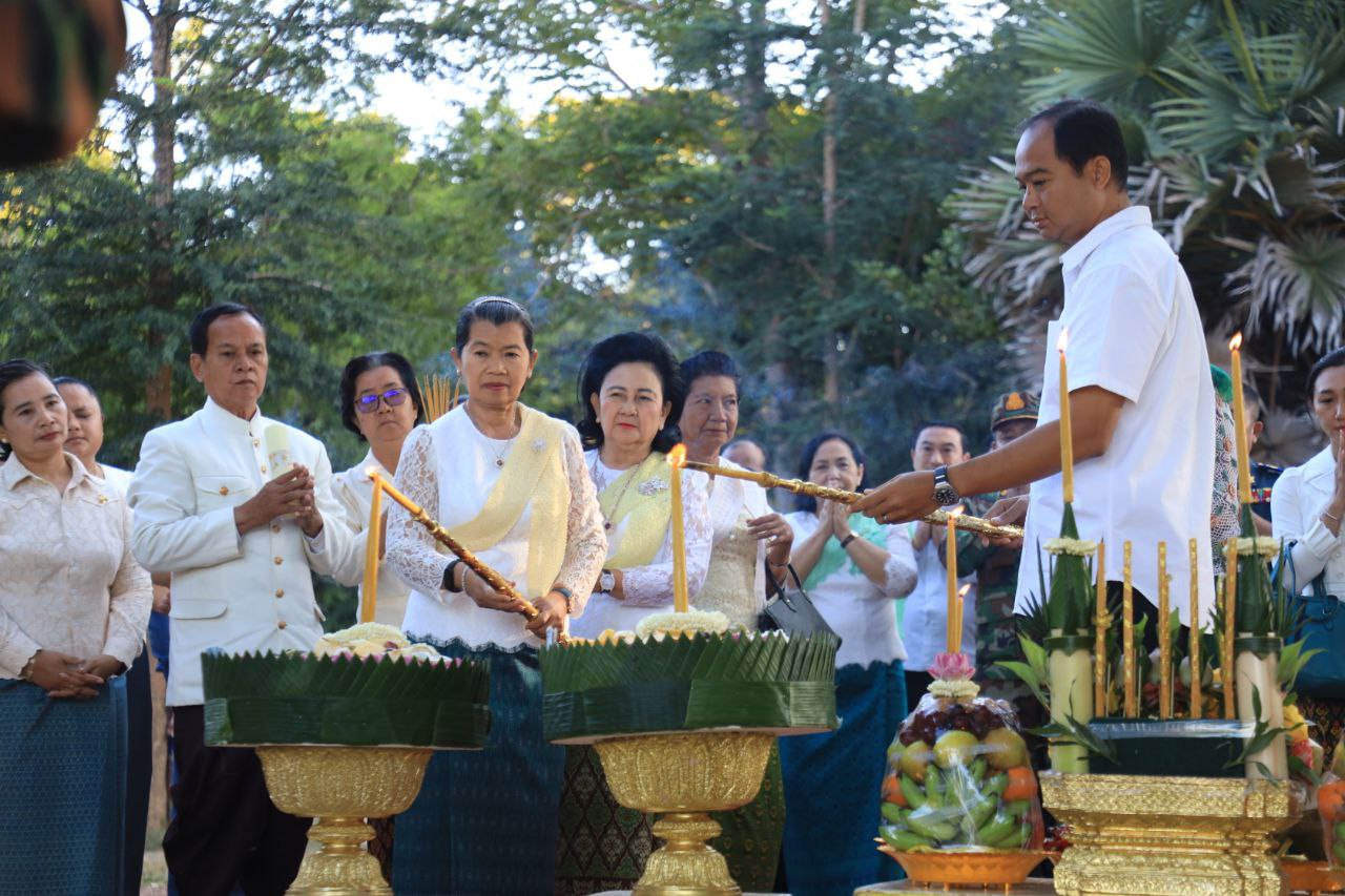 សម្តេចកិត្តិសង្គហបណ្ឌិត ម៉ែន សំអន បួងសួងសុំសេចក្តីសុខ សេចក្តីចម្រើន ជូនប្រទេសជាតិ និងប្រមុខដឹកនាំប្រទេស