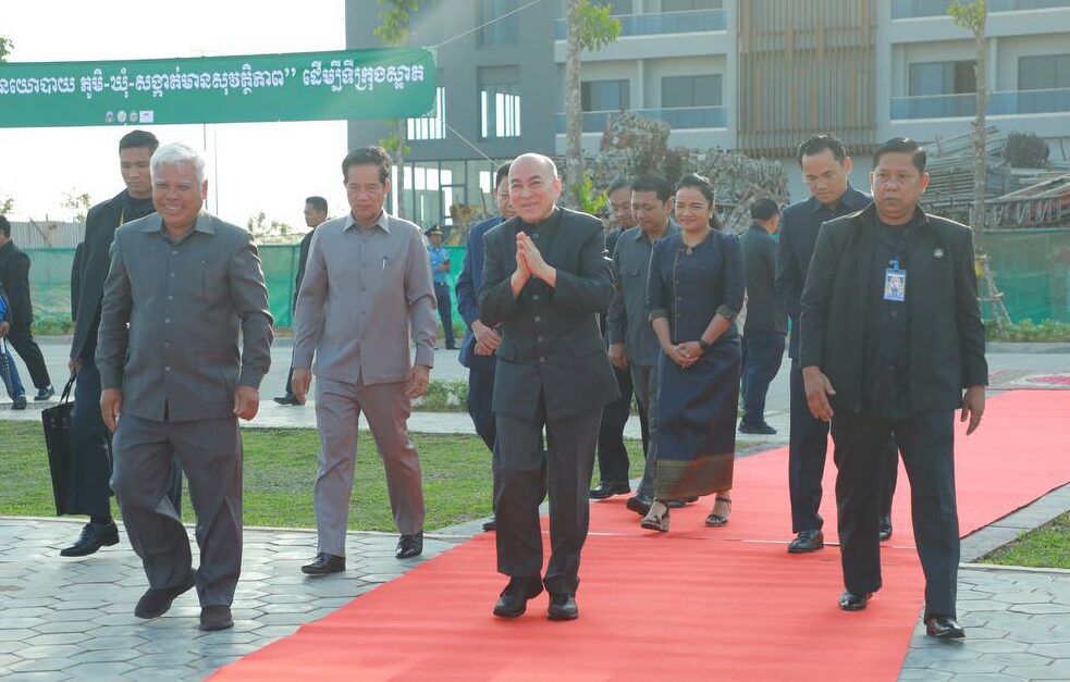 ព្រះករុណា ព្រះបាទ សម្ដេចព្រះបរមនាថ នរោត្តម សីហមុនី បានយាងសួរសុខទុក្ខ និង ប្រោសព្រះរាជទានព្រះរាជអំណោយដល់ កម្មករ កម្មការិនី