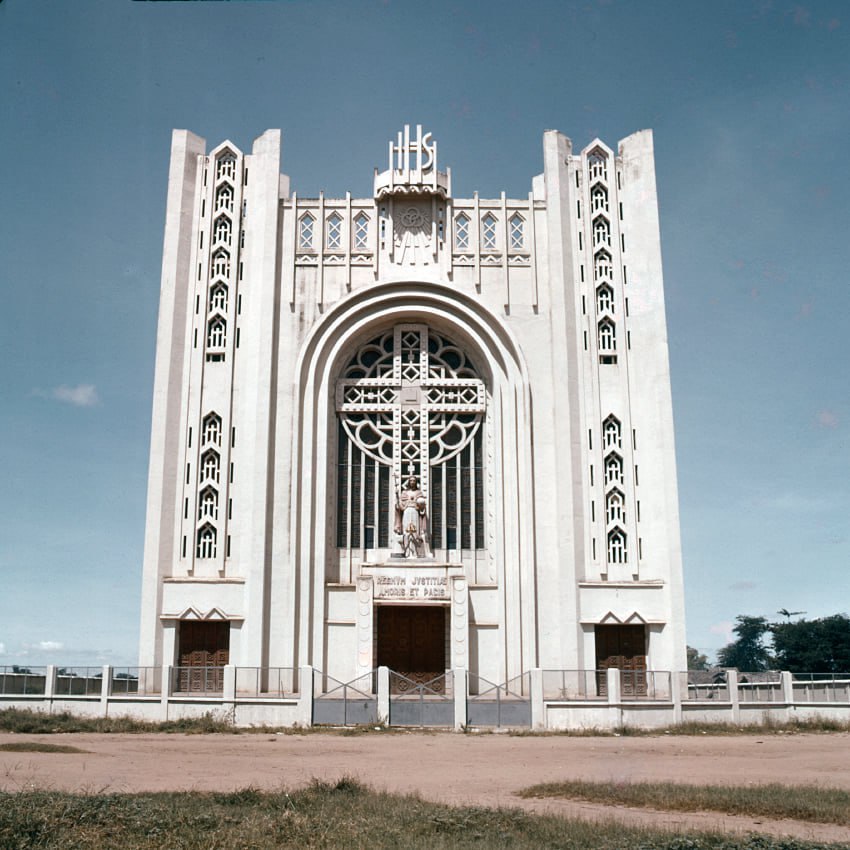 វិហារ Notre Dame ក្នុងទីក្រុងភ្នំពេញ បានសាងសង់នៅឆ្នាំ 1927។ ក្នុងអំឡុងសង្រ្គាមស៊ីវិលវិហារនេះ បានផ្ទុកជនភៀសខ្លួនរហូតដល់ 10,000នាក់ មុនពេលត្រូវបានរុះរើដោយពួកខ្មែរក្រហម