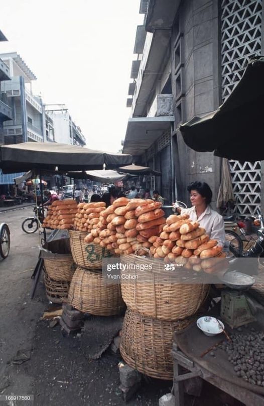 ពេលទៅលេងស្រុកម្តងៗ មិនដែលភ្លេចទេបញ្ញើនំប៉័ង ជ្រលក់ទឹកដោះគោខាប់ ជូនពុកម៉ែបងប្អូន