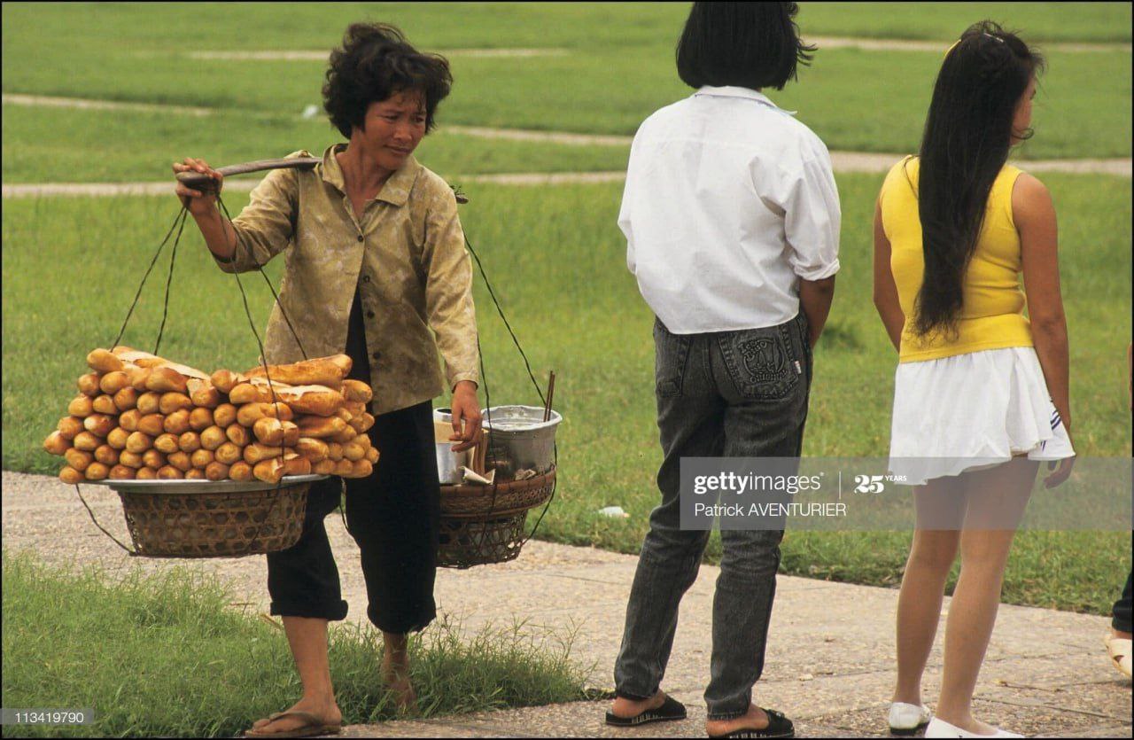 រសជាតិនំប៉័ងសាច់ក៏ឆ្ងាញ់ សម្រស់បុប្ផាក៏ស្រស់ ទិដ្ឋភាពនេះទំនងជាស្ថិតនៅសួនច្បារមុខព្រះបរមរាជវាំង