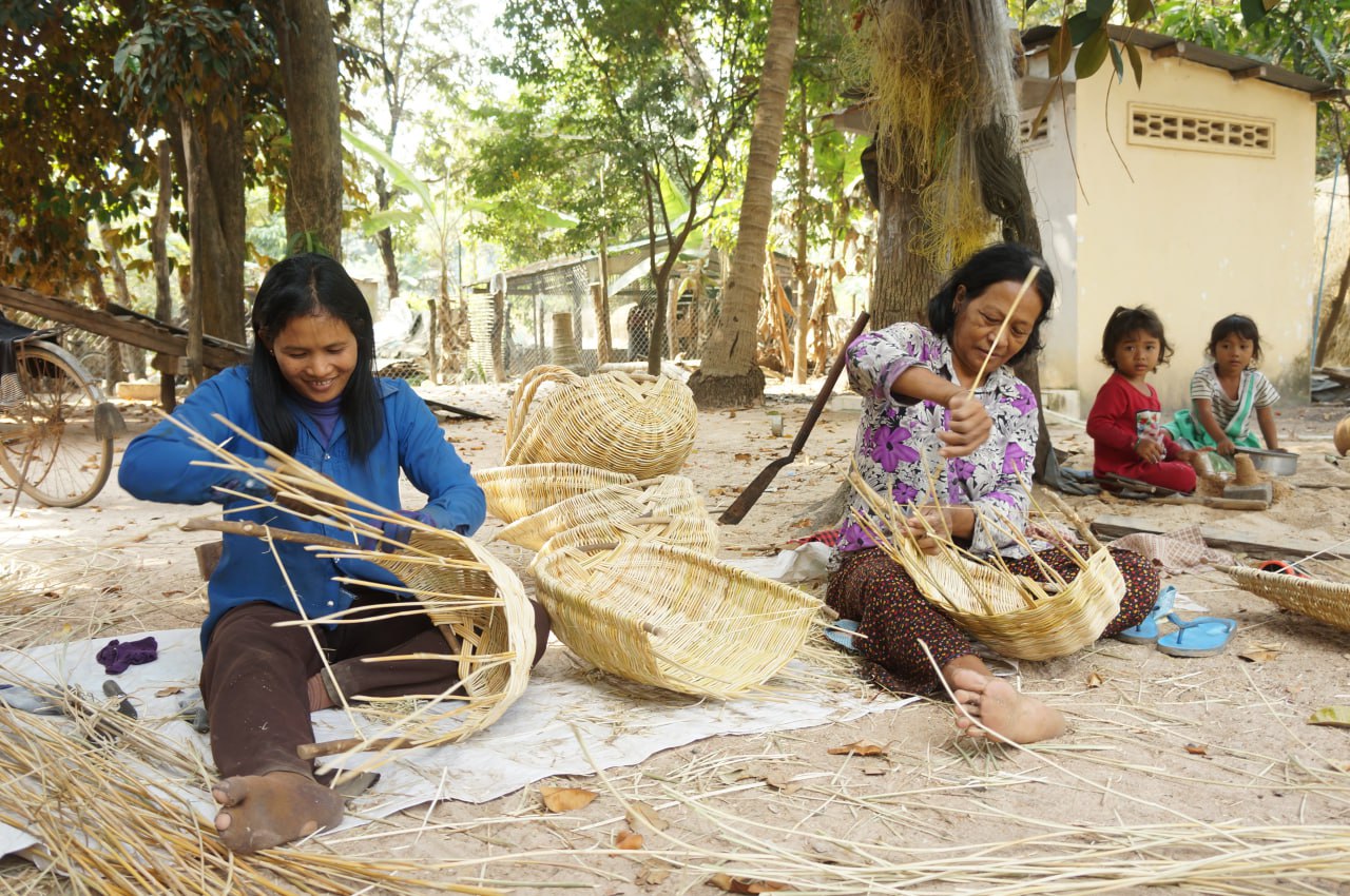 ប្រជាពលរដ្ឋ ភូមិប៉ាតឡាង បោះបង់មុខរបរត្បាញរំពាក់ មកលក់ដូរក្នុងវត្ត ចន្ទប្បជោត្តនារាម ហៅវត្តតាសុត ធ្វើឱ្យជីវភាពប្រសើរឡើង 