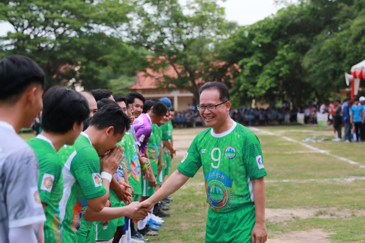 ឯកឧត្តមបណ្ឌិត អ៊ាង សុផល្លែត ចូលរួមបើកការប្រកួតកីឡាបាល់ទាត់បរិស្ថានបៃតង ក្រោមមូលបទ «កម្ពុជាស្អាត និងសប្បុរធម៌»