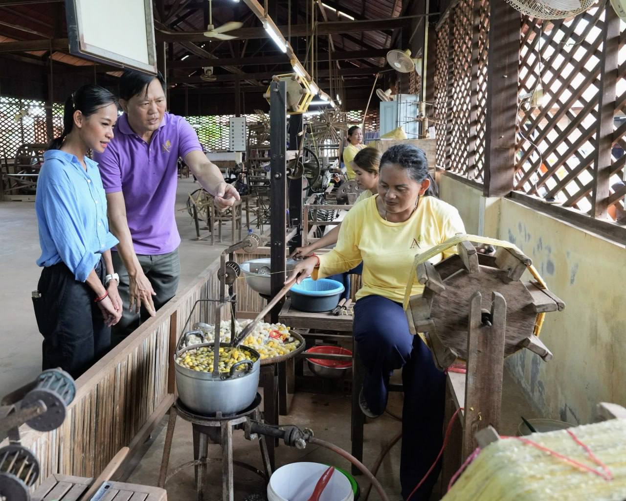 ក្រសួងកសិកម្មផ្តល់ពងដង្កូវនាងពូជ CK174 ជាពូជរបស់ខ្មែរ ប្រមាណ ៥០០០ពង ដល់ សិប្បកម្មនៅខេត្តសៀមរាប