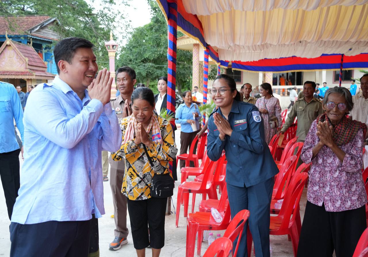 រដ្ឋមន្ត្រីក្រសួងរៀបចំដែនដី សាយ សំអាល់ បានអញ្ជើញមកផ្ទាល់ដើម្បីថ្លែងអំណរគុណដល់ពុកម៉ែបងប្អូន