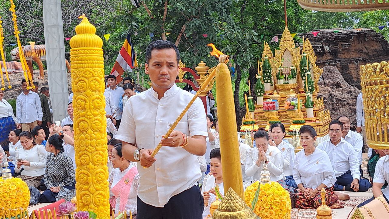 ពុទ្ធបដិមាកម្ពស់ប្រាំបួនម៉ែត្រ ធ្វើអំពីស្ពាន់នៅលើខ្នងភ្នំដងរែក ប្រារព្ធ​ពិធីពុទ្ធាអភិសេក