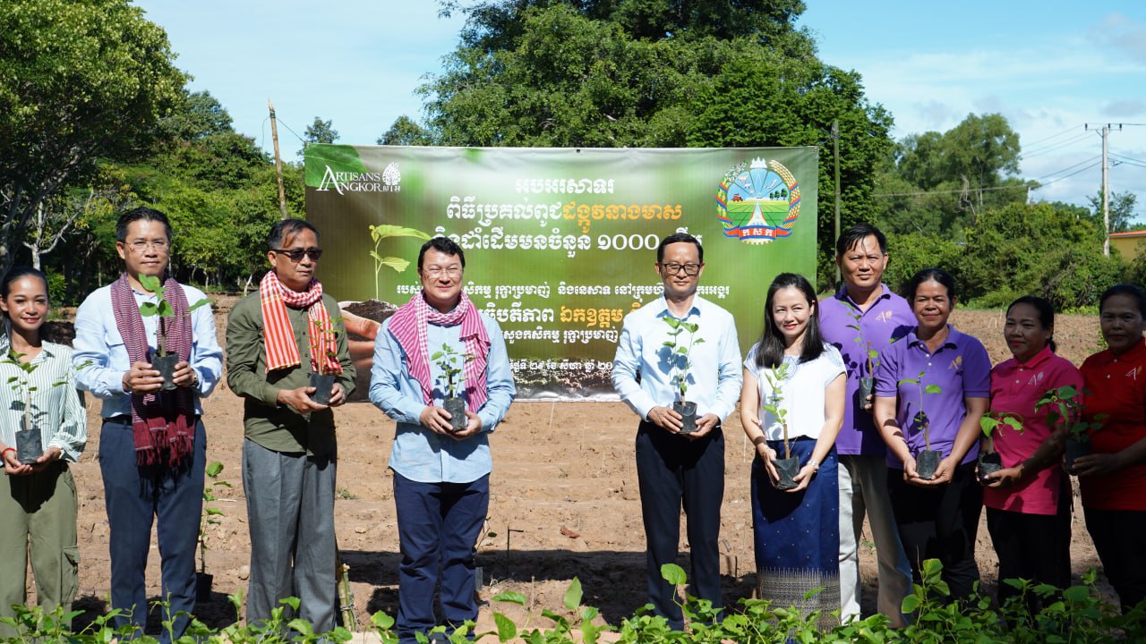 ឯកឧត្តម ឌិត ទីណា រដ្ឋមន្រ្តីក្រសួងកសិកម្ម អញ្ជើញប្រគល់ដើមមន របស់ក្រសួងជូនដល់ក្រុមហ៊ុនសិប្បករអង្គរ នៅខេត្តសៀមរាប