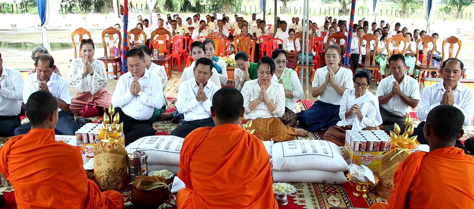 បញ្ជាការដ្ឋានតំបន់ប្រតិបត្តិការសឹករងកំពង់ធំ រាប់បាត្រ បង្សុកូលឧទ្ទិស​កុសល​ជូនដល់វិញ្ញាណក្ខន្ធ កម្មាភិបាលយុទ្ធជន ពលីក្នុងសម័យ​សង្គ្រាម