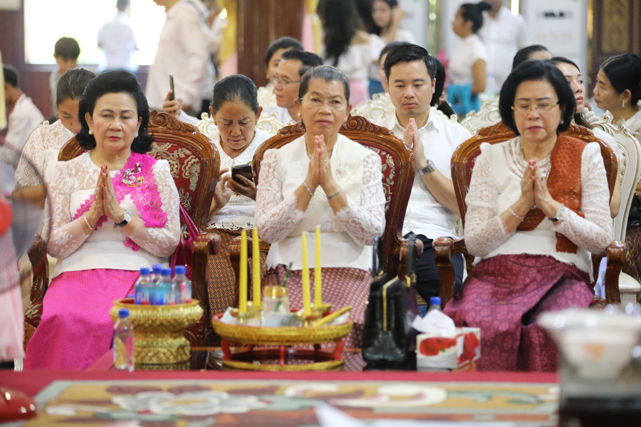 សម្តេច ម៉ែន សំអន លោកជំទាវ ហង់ ភារី លោកជំទាវ ឡៅ គឹមណៃ និងពុទ្ធបរិស័ទ អញ្ជើញកាន់បិណ្ឌវេនទី១២ នៅវត្តមុនីសុវណ្ណ ហៅវត្តចំពុះក្អែក