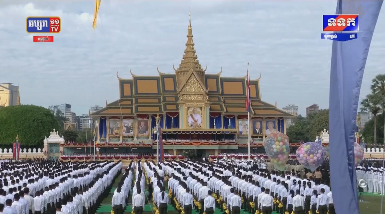 ផ្សាយបន្តផ្ទាល់ពិសេស ៖ មីទ្ទិញមហាជន អបអរសាទរព្រះរាជពិធីបុណ្យខួបលើកទី២០ នៃការគ្រងព្រះបរមសិរីរាជសម្បត្តិ