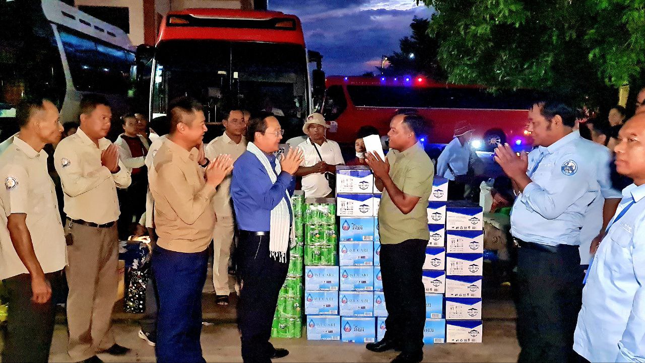 ពលរដ្ឋជិតមួយម៉ឺននាក់ ជិះរថយន្កក្រុងមិនបង់ប្រាក់ ភ្នំពេញ-បាត់ដំបង ក្នុងឱកាសបុណ្យភ្ជុំបិណ្ឌ