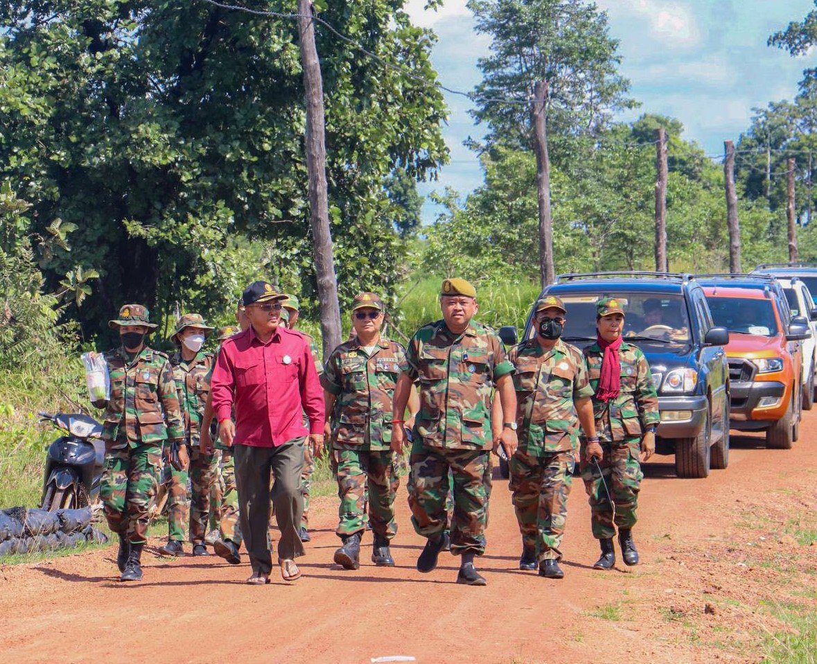 ប្រជាពលរដ្ឋក្រីក្រ គ្រួសារពលី ពិការ និងអតីតយុទ្ធជន ៥១គ្រួសារ ទទួលបានអំណោយពីប្រមុខរាជរដ្ឋាភិបាលកម្ពុជា