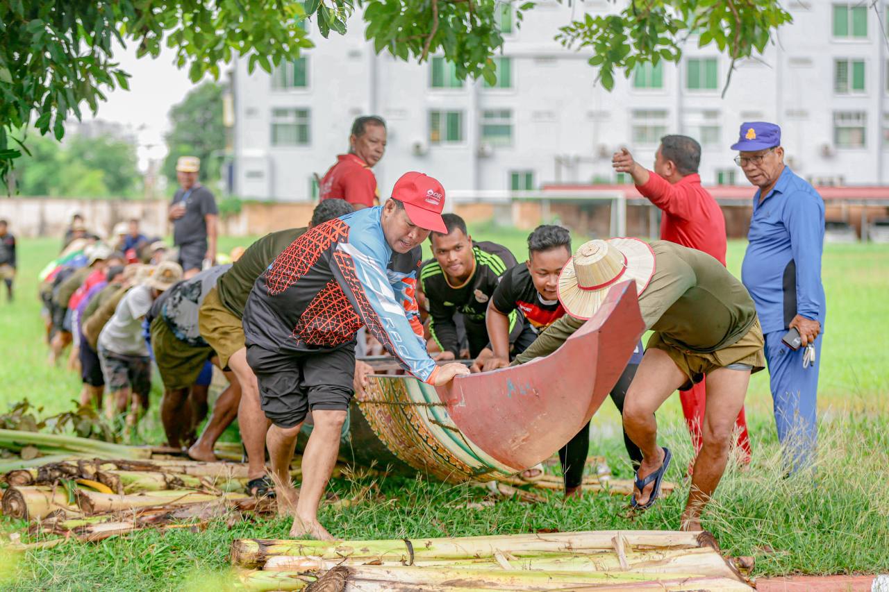 ទូក ង ទៀ វិញ នាគសែន ជ័យរស្មីចន្ត្រារបស់បញ្ជាការដ្ឋានកងទ័ពជើងទឹកបានធ្វើពិធីទម្លាក់ចុះទៅក្នុងទន្លេ ដើម្បីហ្វឹកហាត់ត្រៀមព្រះរាជពិធីបុណ្យអុំទូក