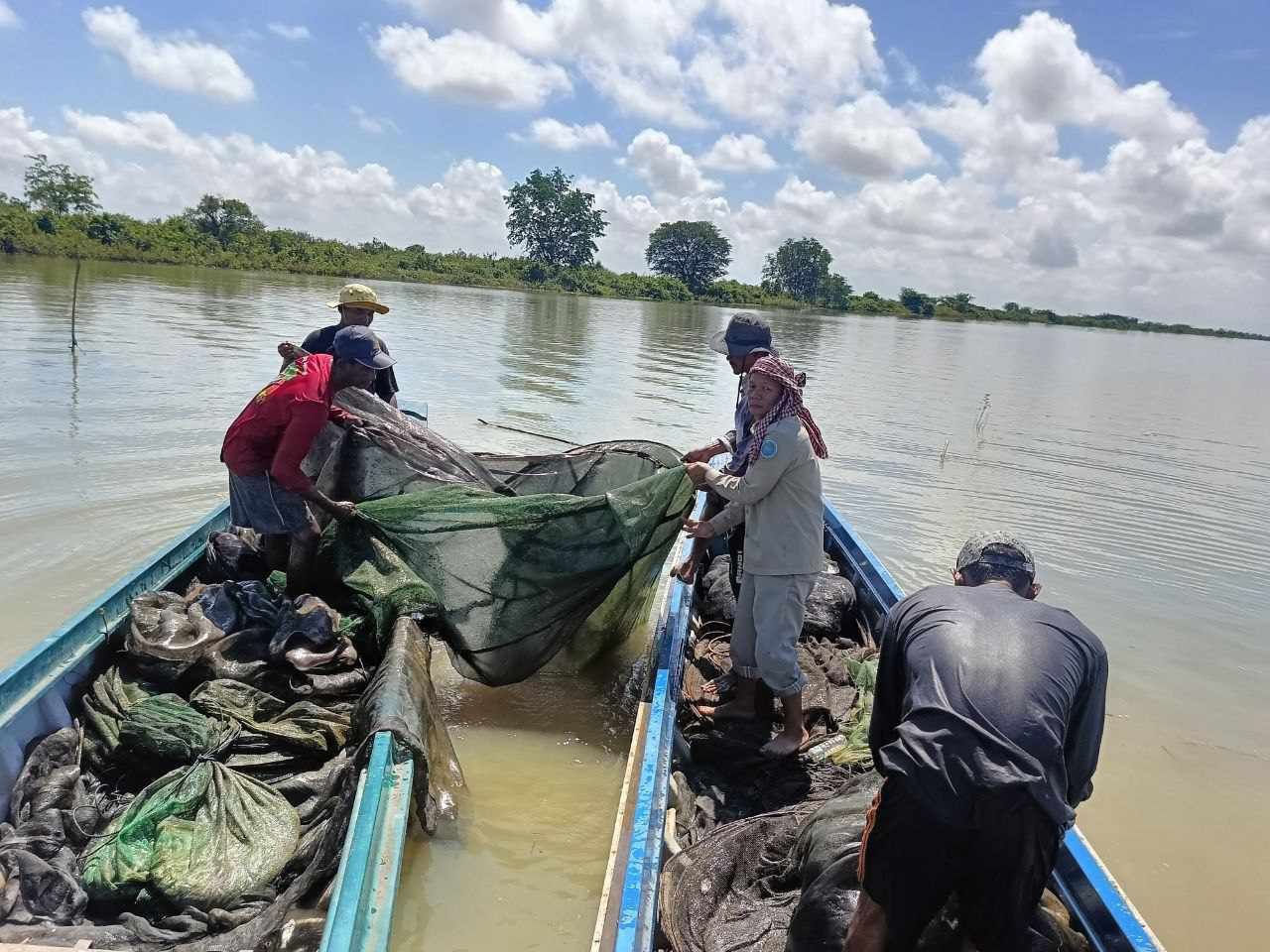 កម្លាំងចម្រុះខេត្តកំពង់ឆ្នាំងចុះបង្ក្រាបបទល្មើសនេសាទ