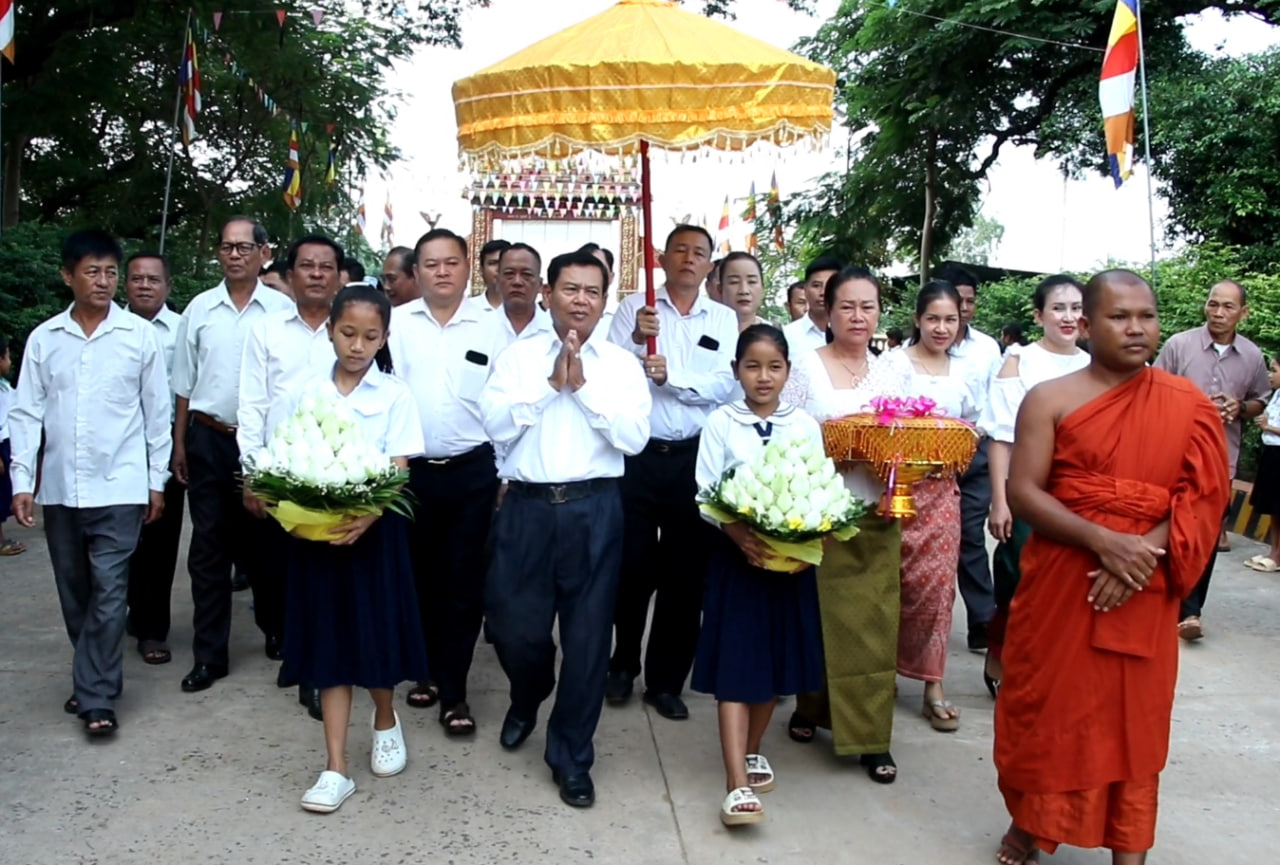 មេបញ្ជាការតំបន់ប្រតិបត្តិការសឹករងកំពង់ធំ នាំយកទេយ្យទានចូលរួម​អង្គកឋិនទាននៅវត្តបាគង