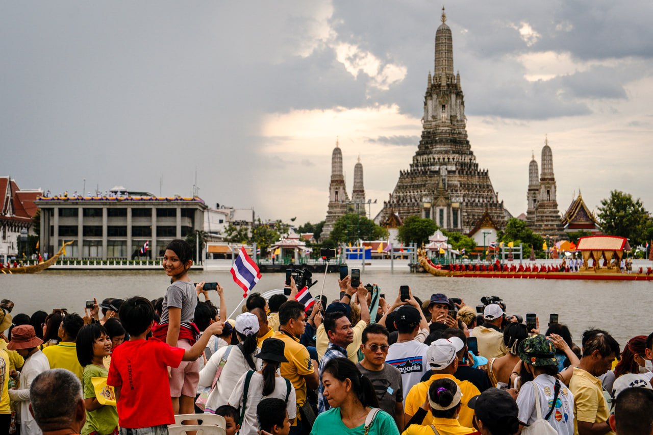 ថៃដង្ហែក្បួនទូក អបអរបុណ្យចម្រើនព្រះជន្មស្តេច