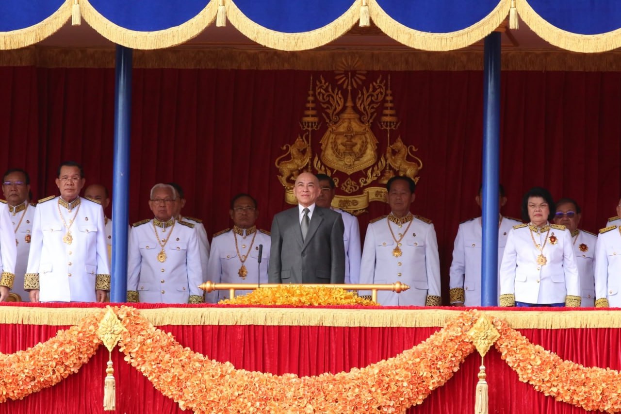 ព្រះមហាក្សត្រ អំពាវនាវដល់ពលរដ្ឋកម្ពុជាគ្រប់មជ្ឈដ្ឋាន សូមរួបរួមសាមគ្គីជាធ្លុងមួយ ដើម្បីរួមចំណែកការពារ និងកសាងមាតុភូមិលើគ្រប់វិស័យ