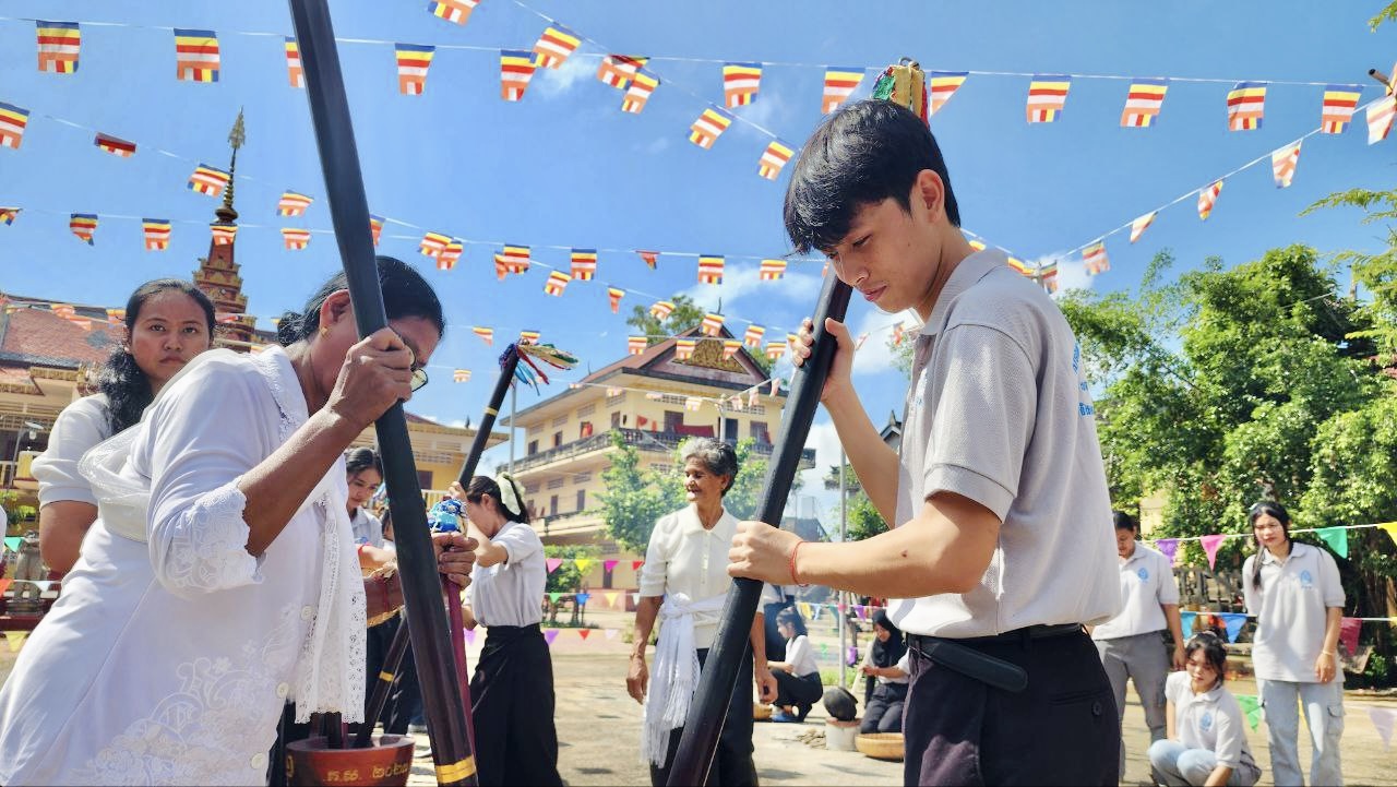 និស្សិតអាហារូបករណ៍ អ.ម.ត ចូលរួមរៀនសូត្រអំពីប្រពៃណីនៃការធ្វើអំបុក