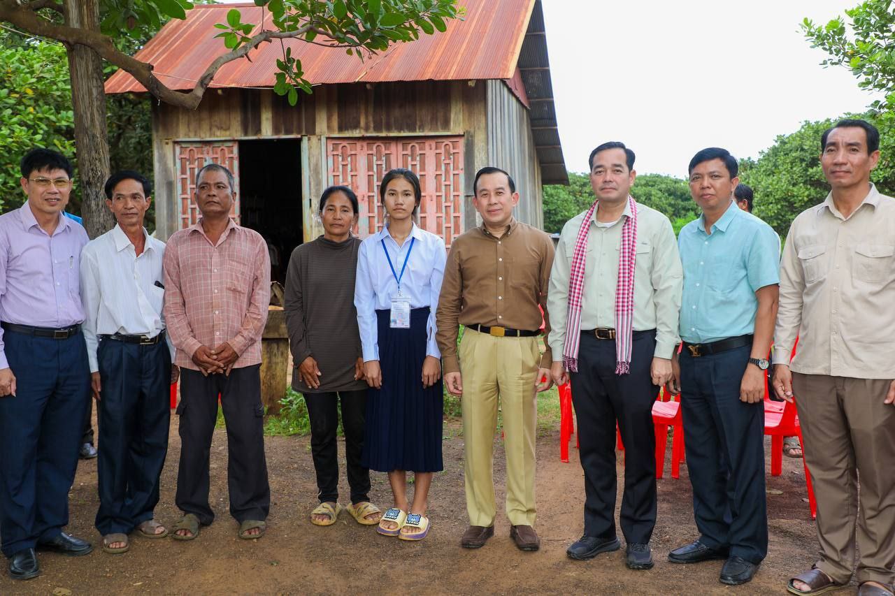 យុវតី គឹម​ យ៉េកហ៊ាង សិស្សនិទ្ទេស អេ ដែលមានជីវភាពលំបាក​បានទទួលអាហារូបករណ៍​និងម៉ូតូ​ពីរដ្ឋមន្រ្តីទេសចរណ៍​និង​អភិបាលខេត្តកំពង់ចាម