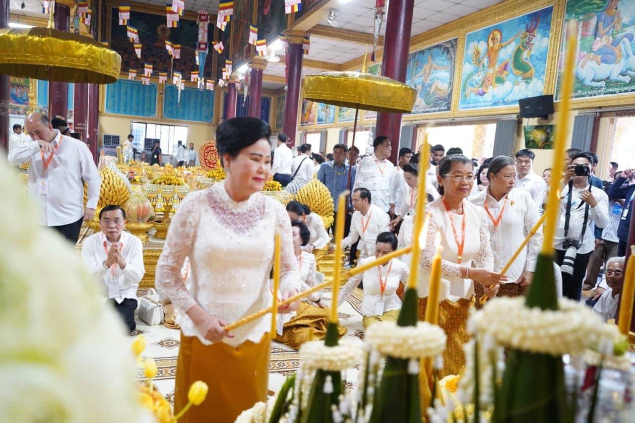 សម្ដេចកិត្តិព្រឹទ្ធបណ្ឌិត ប៊ុន រ៉ានី ហ៊ុនសែន អញ្ជើញក្នុងអង្គកឋិនទានមហាសាមគ្គីគ្រួសារខ្មែរ នៅវត្តពោធិគិរីវង្សារាម ខេត្តត្រាវិញ សាធារណរដ្ឋសង្គមនិយមវៀតណាម