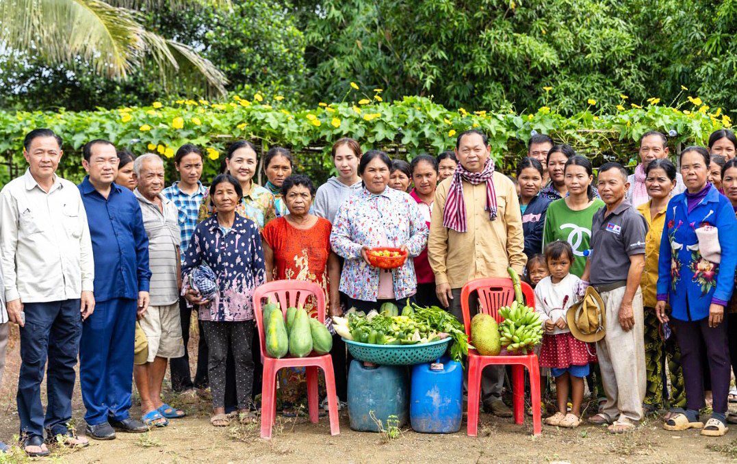 រដ្ឋមន្ត្រីក្រសួងអភិវឌ្ឍន៍ជនបទ អញ្ជើញទៅពិនិត្យផ្ទាល់​ចលនាភូមិគំរូ នៅស្រុកសំឡូត