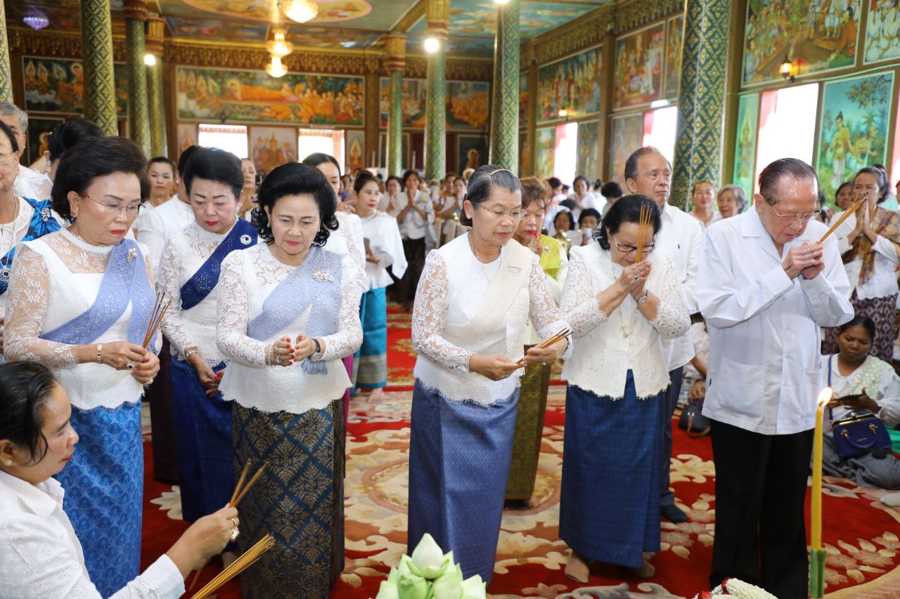 សម្តេចកិត្តិសង្គហបណ្ឌិត ម៉ែន សំអន ឯកឧត្តម ហោ ណាំហុង និងលោកជំទាវ អញ្ជើញសូត្រមន្តអង្គកឋិនទាន ដើម្បីប្រមូលបច្ច័យកសាងសមិទ្ធផលនៅក្នុងវត្តទួលសង្កែ