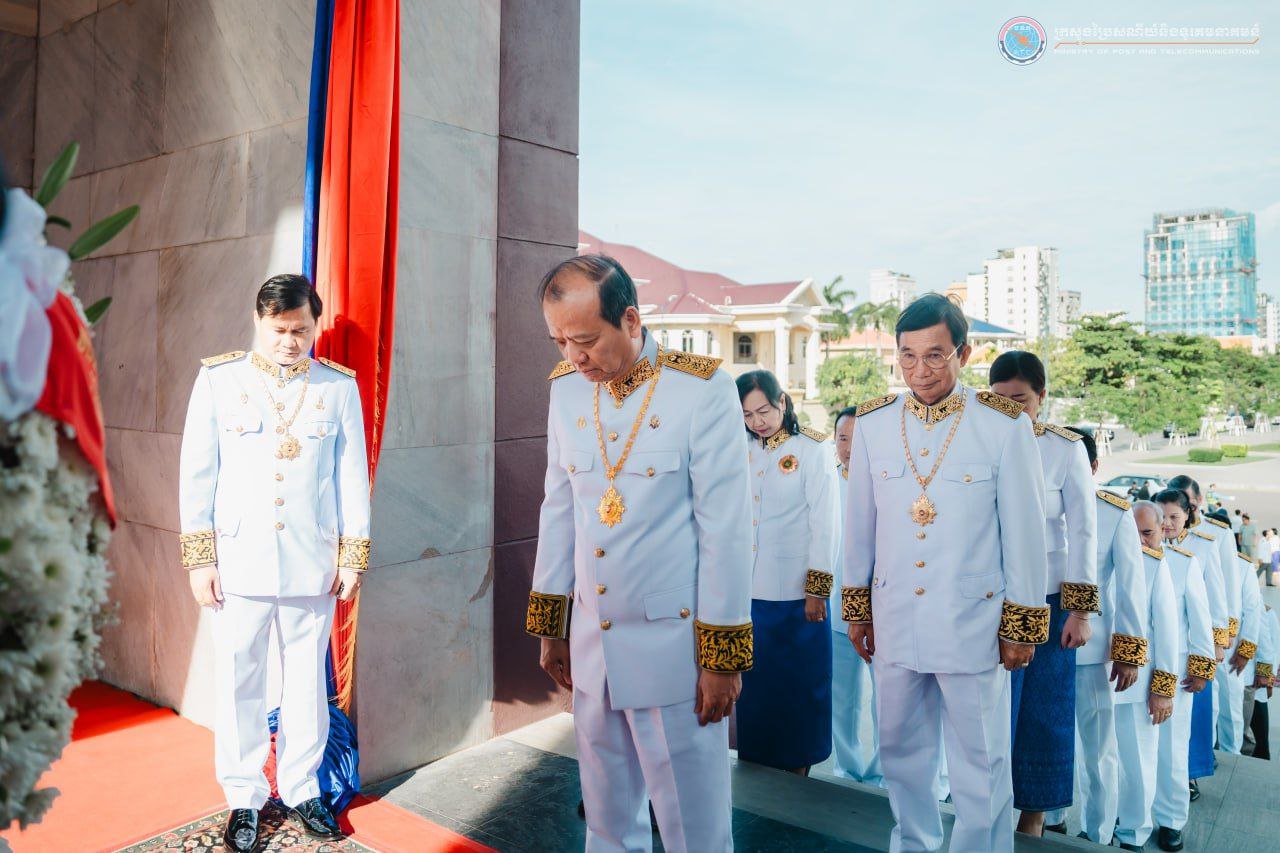 ឯកឧត្តមរដ្ឋមន្ត្រី ជា វ៉ាន់ដេត បានដឹកនាំគណៈប្រតិភូក្រសួងអញ្ជើញ​ដាក់កម្រង​ផ្កាគោរពវិញ្ញាក្ខន្ធខួបអនុស្សាវរីយ៍លើកទី៧១ នៃទិវាបុណ្យឯករាជ្យជាតិ នៅវិមានឯករាជ្យ