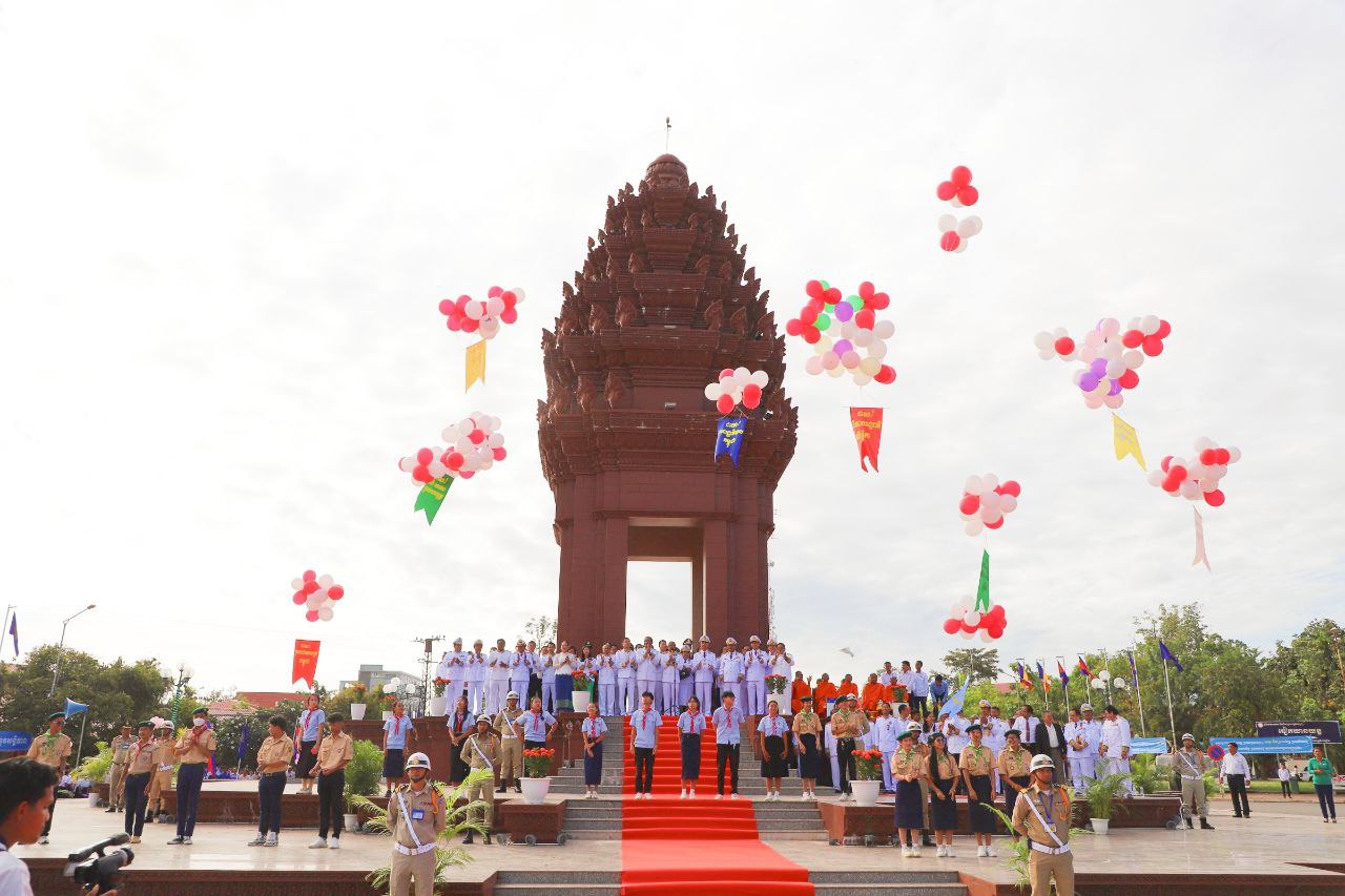 រដ្ឋបាលខេត្តកំពង់ឆ្នាំងបានរៀបចំពិធីប្រារព្ធមីទ្ទីងរំលឹកខួបលើកទី៧១ ទិវាបុណ្យ ឯករាជ្យជាតិ ៩វិច្ឆិកា និងកំណើតកងយោធពលខេមរភូមិន្ទ ឆ្នាំ២០២៤