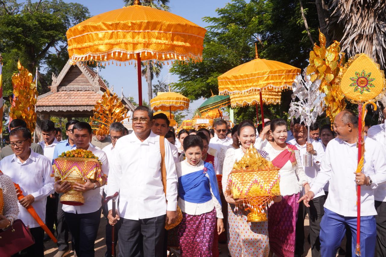 ឯកឧត្តម កែ គឹមយ៉ាន ដង្ហែរកឋិនទានសាមគ្គី បានបច្ច័យជាងប្រាំបួនរយលានរៀល វេរប្រគេនចៅអធិការវត្តស្វាយចាស់ ទុកសម្រាប់កសាងសមិទ្ធិផលពុទ្ធសាសនា