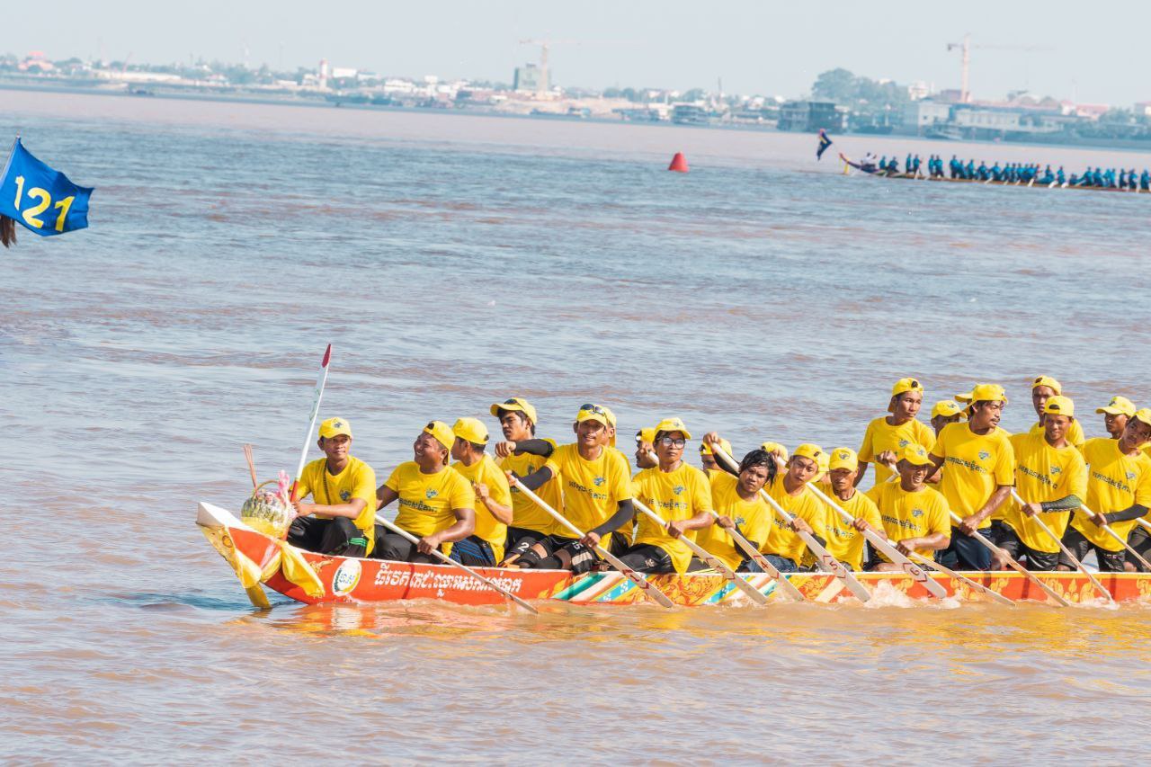 ទូក ង «ធីវេតតេជះឈ្នះអស់ការលំបាក» របស់ក្រសួងការងារ និងបណ្តុះ​បណ្តាល​វិជ្ជាជីវៈ ត្រៀមខ្លួនរួចរាល់ដើម្បីចូលរួមប្រកួតប្រណាំងក្នុង​ព្រះរាជ​ពិធីបុណ្យអុំទូក