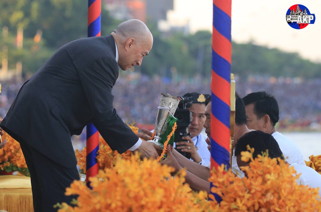 ព្រះករុណាព្រះមហាក្សត្រប្រទានរង្វាន់ដល់ទូកជ័យលាភីក្នុងថ្ងៃផ្តាច់ព្រ័ត្រនៃព្រះរាជពិធីបុណ្យអុំទូក