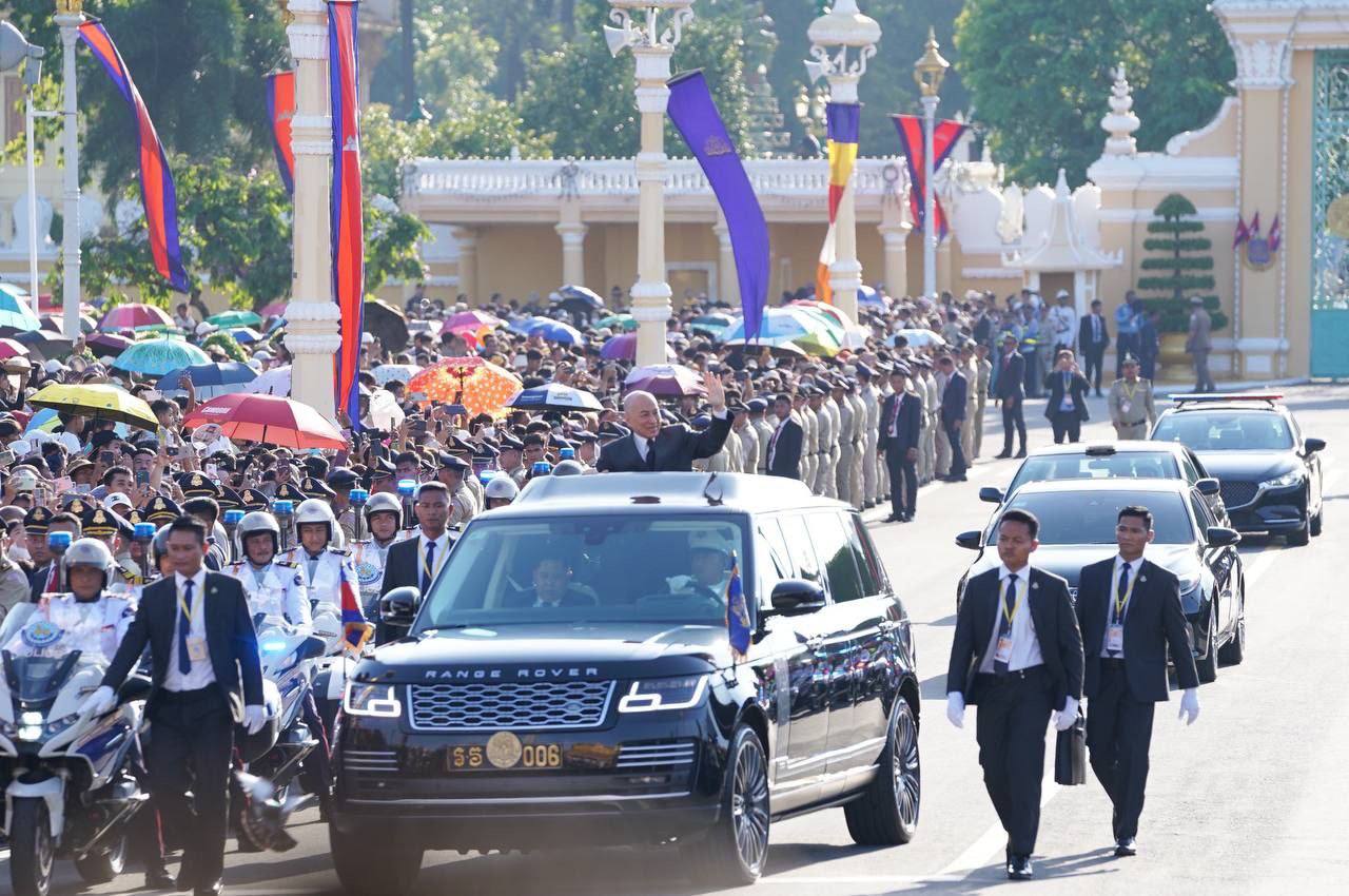 ព្រះមហាក្សត្រ ស្តេចយាងជាព្រះរាជាធិបតីព្រះរាជពិធីកាត់ព្រ័ត្រ នៅព្រះពន្លាជ័យ នៃព្រះរាជពិធីបុណ្យអុំទូក